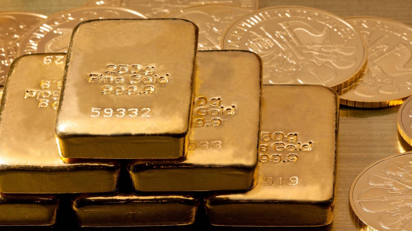Goldbarren und Goldmünzen (Symbolbild): In Bayern haben sich Betrüger als falsche Polizisten ausgegeben und so Gold im Wert von einer halben Million erbeuten können.