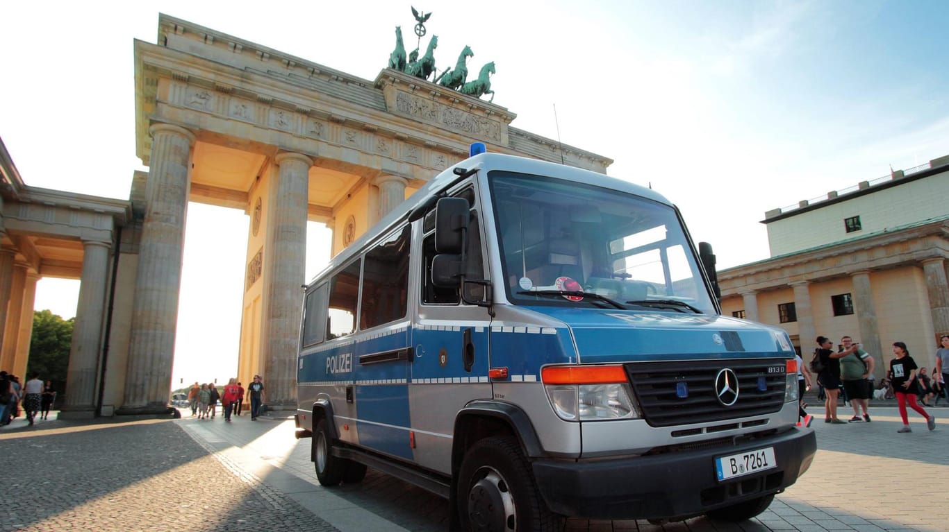 Mannschaftswagen Polizei Berlin am Brandenburger Tor (Symbolbild): In Kreuzberg ist ein Auto der Bundespolizei in Brand gesetzt worden.