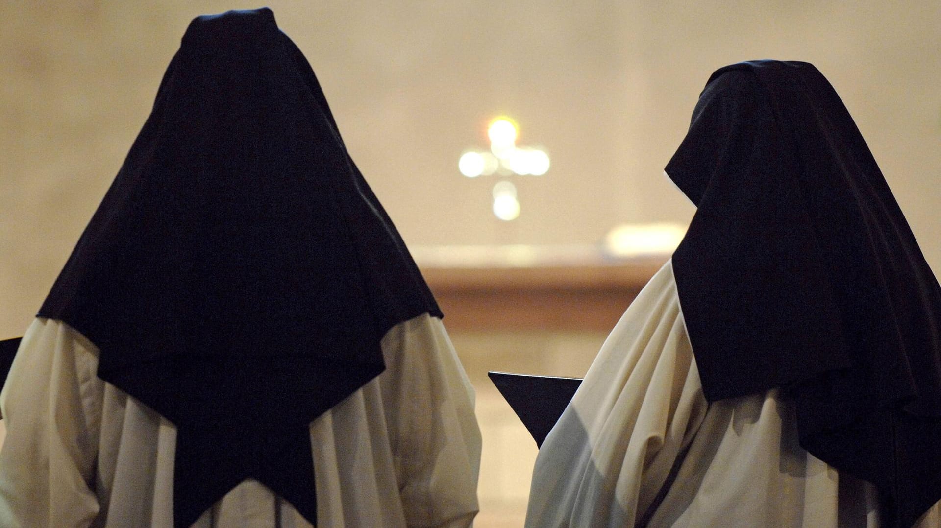 Nonnen vor dem Altar (Symbolbild): Eine 77-jährige Nonne aus Europa ist in der Zentralafrikanischen Republik ermordet worden.