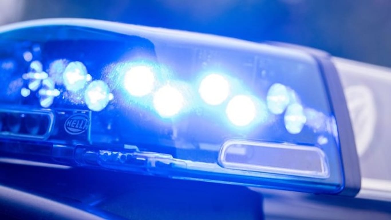 Blaulicht der Polizei (Symbolbild): Eine Radfahrerin ist in Leipzig von einem abbiegendem Lastwagen erfasst und tödlich verletzt worden.