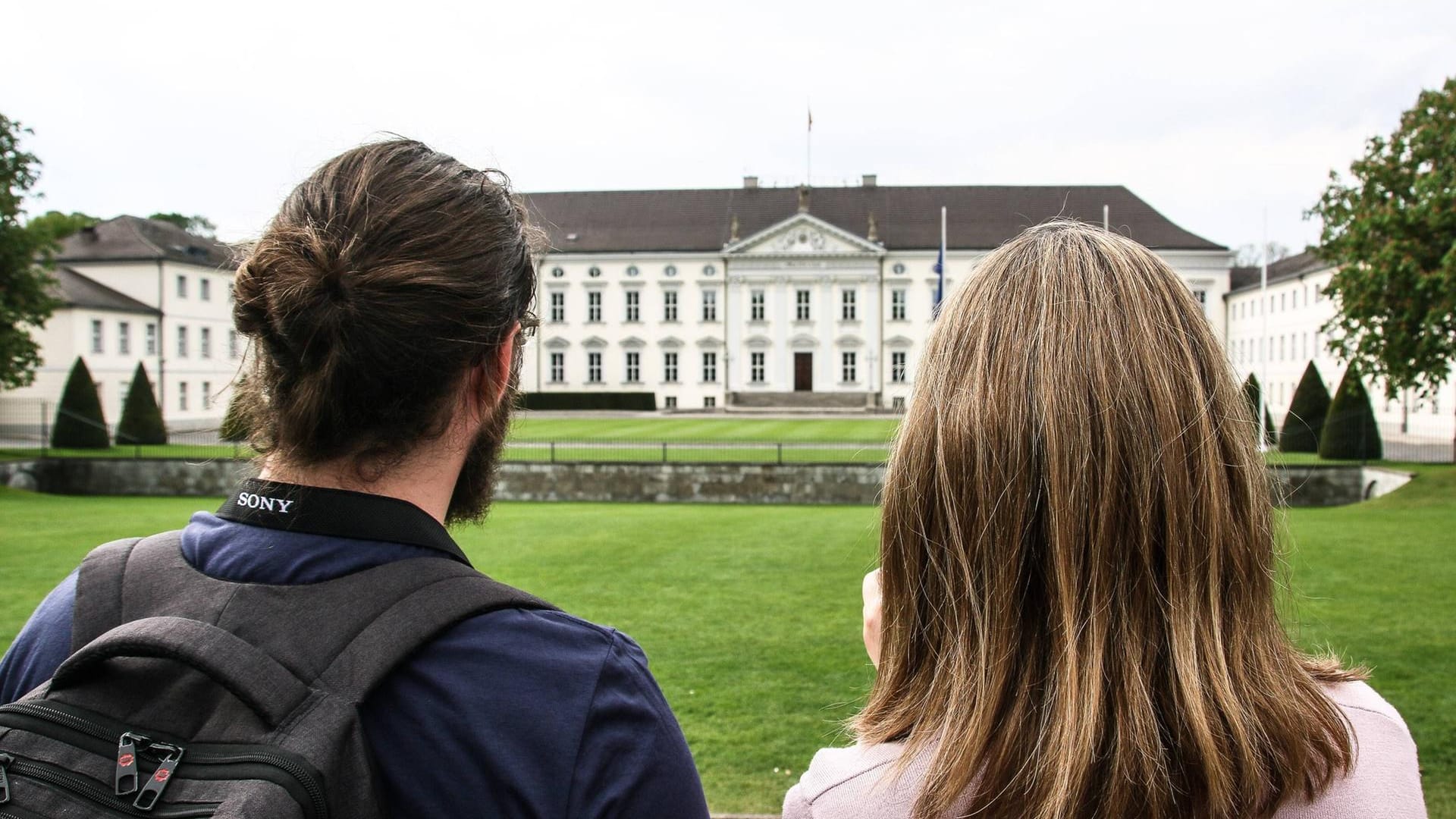 Bürger vor Schloss Bellevue.