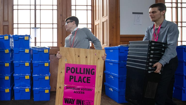 Edinburgh: Wahlhelfer bereiten den Transport von Schildern, Urnen und Kisten für die Europawahl vor.