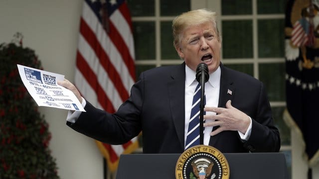 Donald Trump, Präsident der USA, spricht im Rosengarten des Weißen Hauses. Donald Trump, Präsident der USA, spricht im Rosengarten des Weißen Hauses.