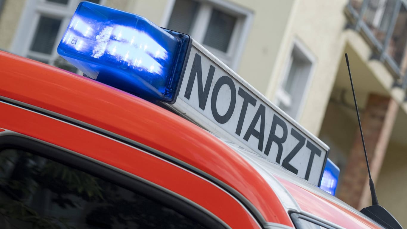 Blaulicht eines Notarzteinsatzfahrzeugs: Zwei Autos sind in Sachsen-Anhalt kollidiert. (Symbolbild)