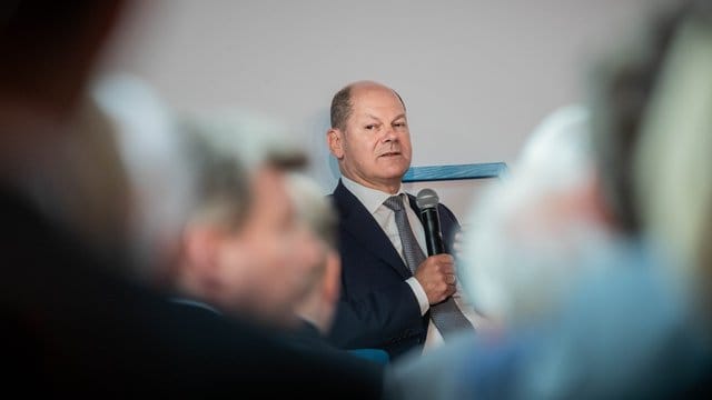 Finanzminister Olaf Scholz spricht bei einer Diskussion zur Grundsteuer mit Haus- und Grundstückseigentümern.