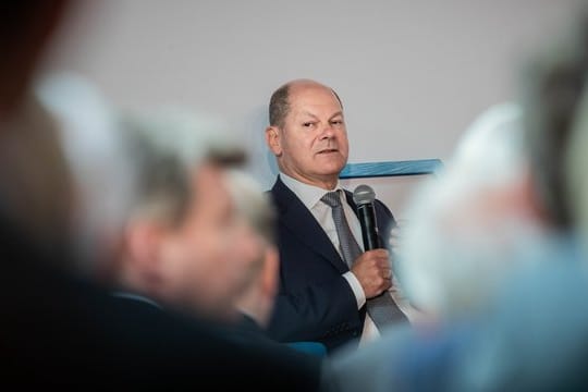 Finanzminister Olaf Scholz spricht bei einer Diskussion zur Grundsteuer mit Haus- und Grundstückseigentümern.