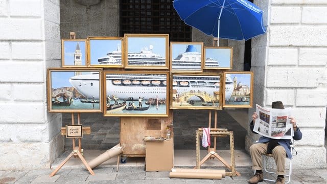 Ein Kreuzfahrtschiff in Venedig.