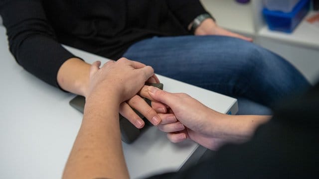 Die Zuzahlungen für Heilbehandlungen stiegen zwischen 2016 und 2018 von 609 auf 668 Millionen Euro. Die Zuzahlungen für Heilbehandlungen stiegen zwischen 2016 und 2018 von 609 auf 668 Millionen Euro.