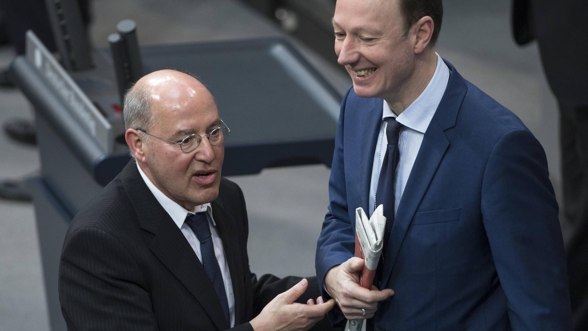 Gregor Gysi mit Martin Sonneborn bei der Bundesversammlung 2017 im Bundestag.