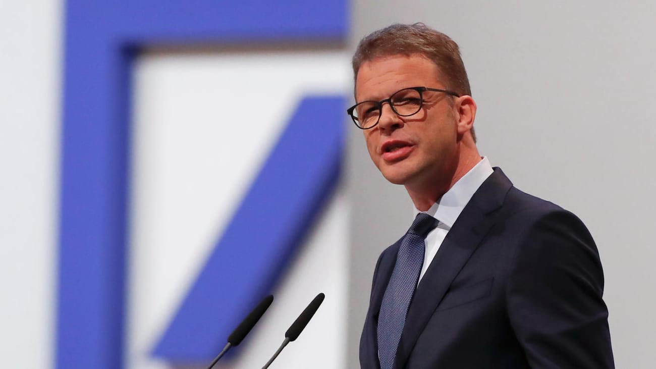 Deutsche-Bank-Chef auf der Hauptversammlung: Sewing hatte den Chefposten der Bank im vergangenen Jahr überraschend von dem Briten John Cryan übernommen und seitdem die Bilanz verbessert. Deutsche-Bank-Chef auf der Hauptversammlung: Sewing hatte den Chefposten der Bank im vergangenen Jahr überraschend von dem Briten John Cryan übernommen und seitdem die Bilanz verbessert.