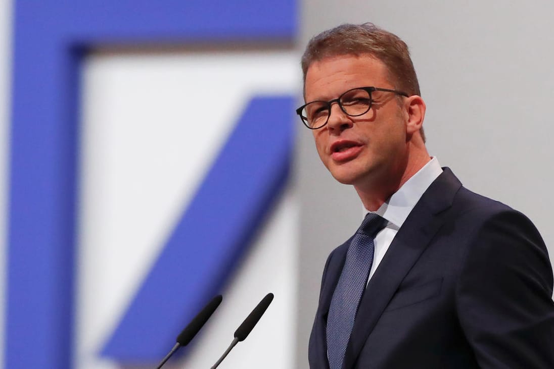 Deutsche-Bank-Chef auf der Hauptversammlung: Sewing hatte den Chefposten der Bank im vergangenen Jahr überraschend von dem Briten John Cryan übernommen und seitdem die Bilanz verbessert. Deutsche-Bank-Chef auf der Hauptversammlung: Sewing hatte den Chefposten der Bank im vergangenen Jahr überraschend von dem Briten John Cryan übernommen und seitdem die Bilanz verbessert.