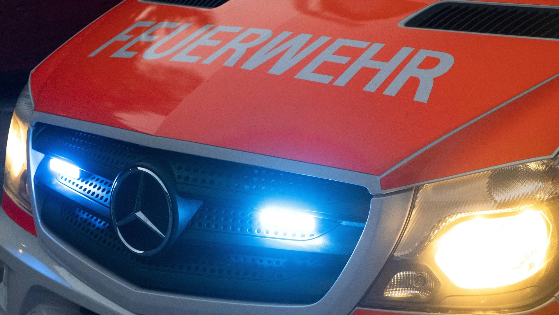 Rettungswagen der Feuerwehr: Der 57-jährige Autofahrer kam schwer verletzt ins Krankenhaus. (Symbolfoto)