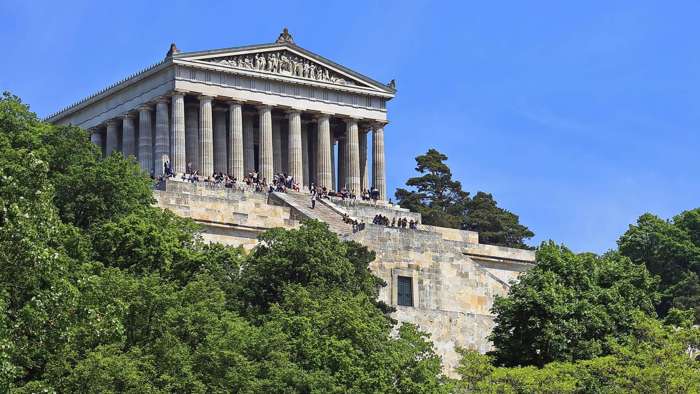Die Walhalla nahe Regensburg: Hier werden Büsten und Gedenktafeln von Persönlichkeiten aus der deutschen und europäischen Geschichte ausgestellt.