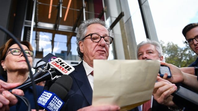 Geoffrey Rush spricht nach dem Prozess vor dem Obersten Gerichtshof zu den Medien. Geoffrey Rush spricht nach dem Prozess vor dem Obersten Gerichtshof zu den Medien.