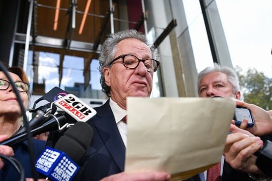 Geoffrey Rush spricht nach dem Prozess vor dem Obersten Gerichtshof zu den Medien.