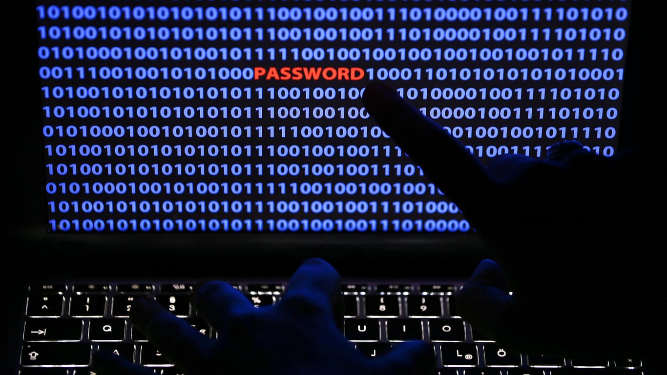 Ein Finger zeigt auf das Wort "Password", das zwischen Zeichen des Binärcode auf einem Computerbildschirm steht: EU-Bürger können sich über den Missbrauch ihrer persönlichen Daten bei den Aufsichtsbehörden beschweren.