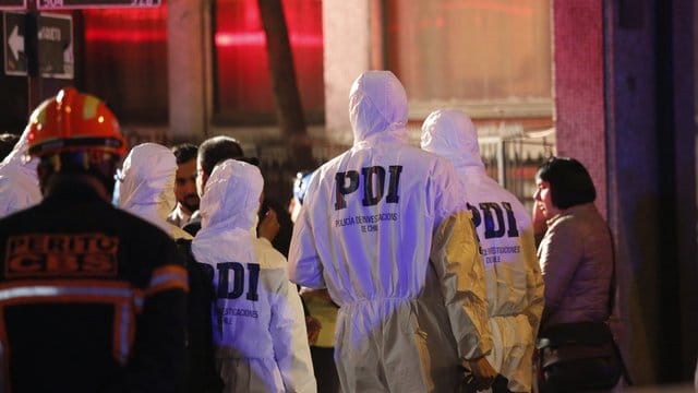 Polizisten treffen am Einsatzort ein an dem sechs brasilianische Touristen tot entdeckt wurden. Polizisten treffen am Einsatzort ein an dem sechs brasilianische Touristen tot entdeckt wurden.