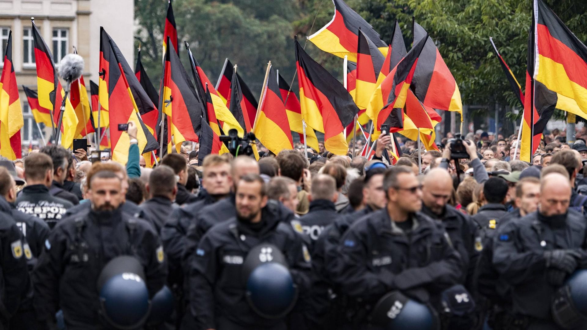 Demonstration der Pegida: Die Polizei ermittelt gegen Anhänger des ausländerfeindlichen Bündnisses.