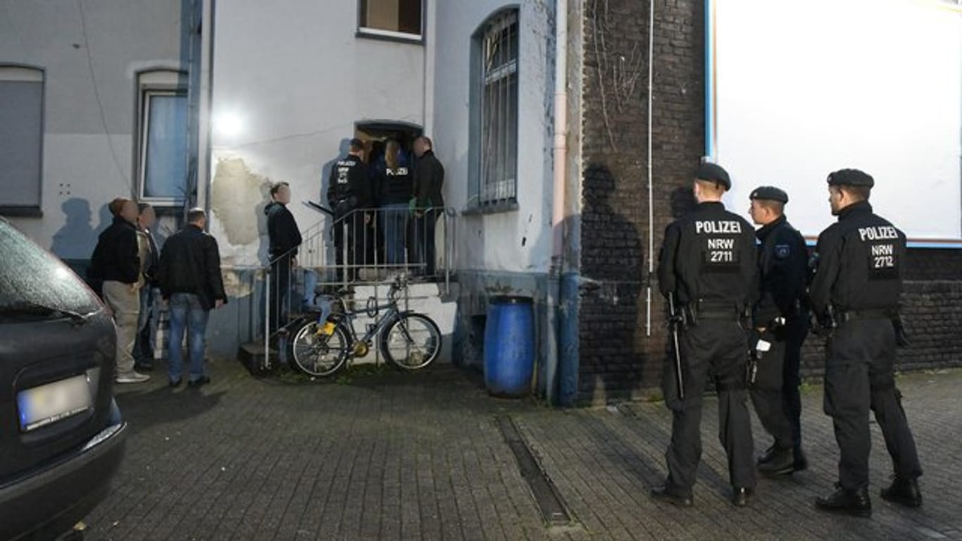 Hausdurchsuchung in Essen am Mittwoch: Mit 800 Kräften hatte die Polizei 49 Wohnungen und Geschäftsräume in NRW durchsucht.