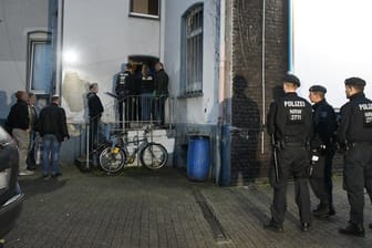 Hausdurchsuchung in Essen am Mittwoch: Mit 800 Kräften hatte die Polizei 49 Wohnungen und Geschäftsräume in NRW durchsucht.