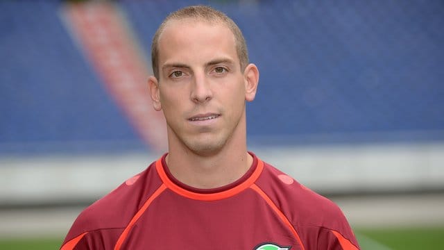 Der ehemalige Bundeslga-Profi Jan Schlaudraff (l) könnte neuer Sportchef beim Bundesliga-Absteiger Hannover 96 werden. Der ehemalige Bundeslga-Profi Jan Schlaudraff (l) könnte neuer Sportchef beim Bundesliga-Absteiger Hannover 96 werden.