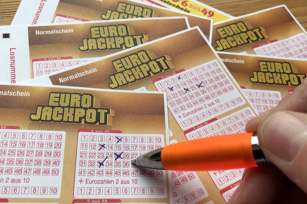 Lottoschein: Ein bislang unbekannter Spieler hat knapp eine Million Euro gewonnen. (Symbolbild)