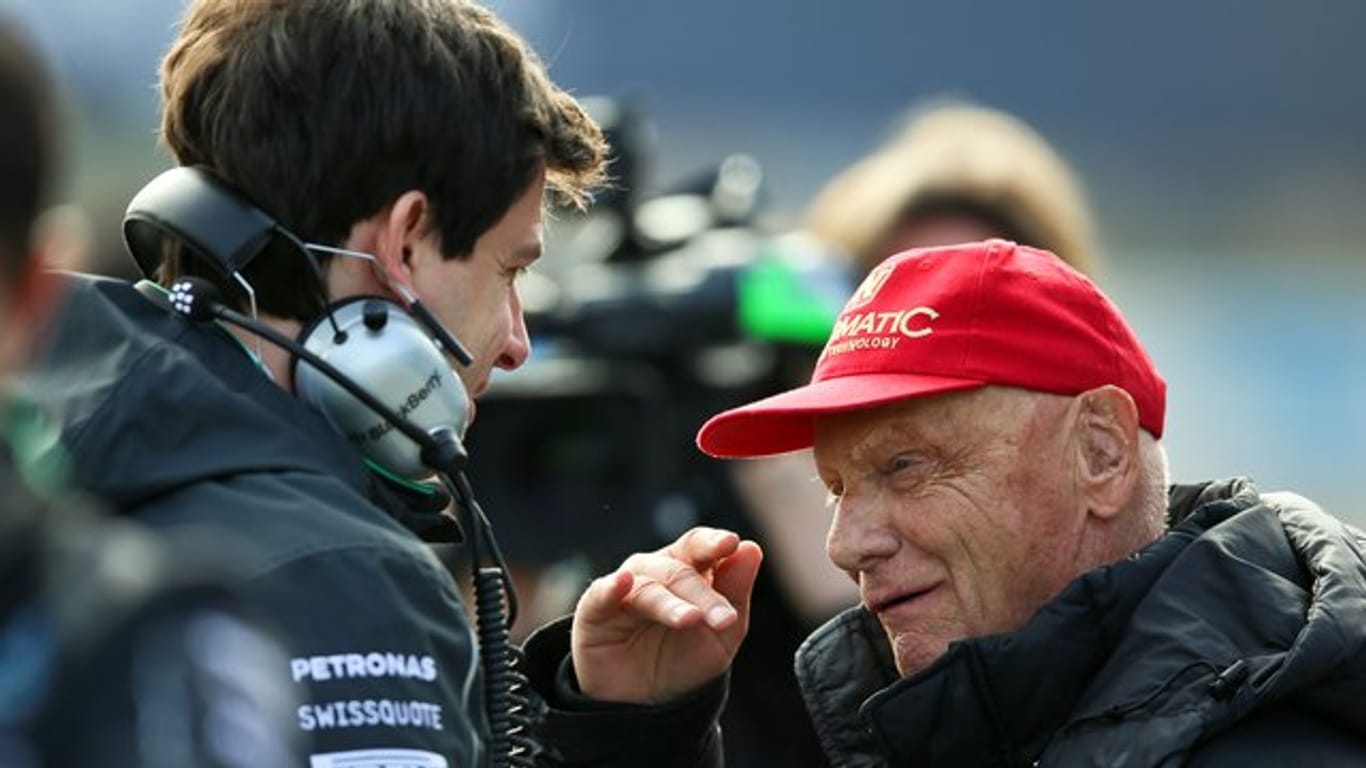 Mercedes-Teamchef Toto Wolff (l) bezeichnet Niki Lauda als "Außenminister" der Silberpfeile.
