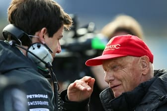 Mercedes-Teamchef Toto Wolff (l) bezeichnet Niki Lauda als "Außenminister" der Silberpfeile.