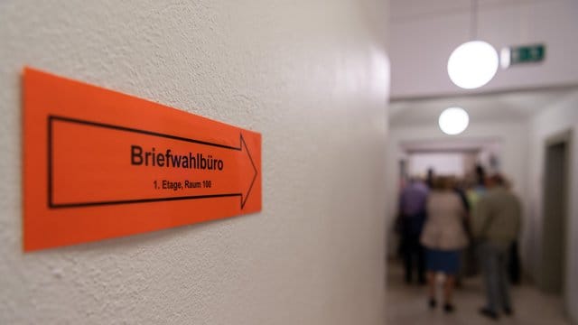 In dem Wahllokal können die Bürger für die Kommunalwahlen in Sachsen und die Europawahlen per Briefwahl abstimmen.
