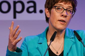 Annegret Kramp-Karrenbauer bei einer Wahlkampfveranstaltung: Verliert die CDU-Parteichefin den Draht zur jungen Generation?