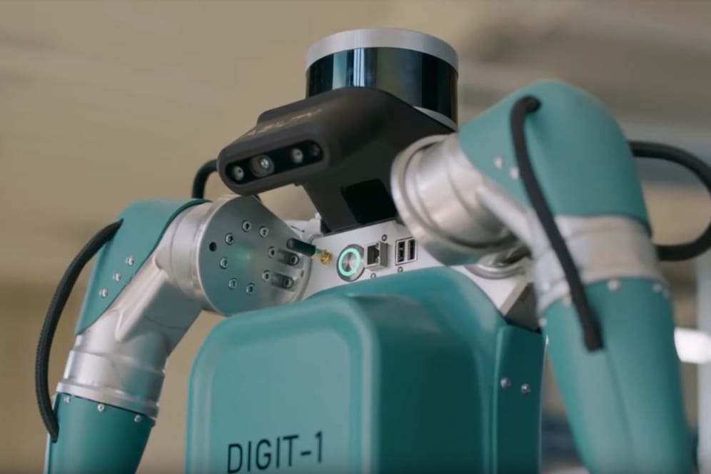 Ein Ausschnitt aus einem YouTube-Video zeigt den Ford-Roboter "Digit": Ford will den Paketlieferdienst automatisieren.