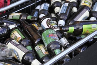Leere Bierflaschen im Einkaufswagen: Ein Praktikant hat Bier in einem Fluss entsorgt. (Symbolbild)