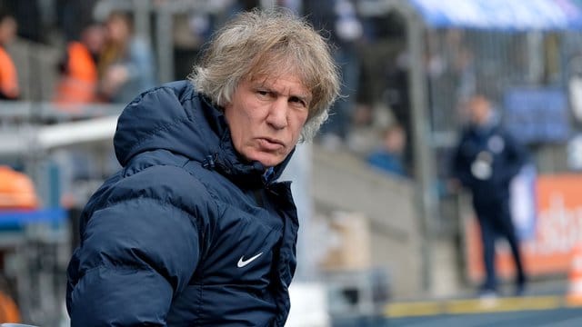 Der frühere Bundesliga-Trainer Gertjan Verbeek hat beim australischen Erstligisten Adelaide United einen Zweijahresvertrag unterschrieben. Der frühere Bundesliga-Trainer Gertjan Verbeek hat beim australischen Erstligisten Adelaide United einen Zweijahresvertrag unterschrieben.