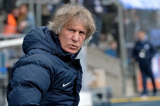 Der frühere Bundesliga-Trainer Gertjan Verbeek hat beim australischen Erstligisten Adelaide United einen Zweijahresvertrag unterschrieben.
