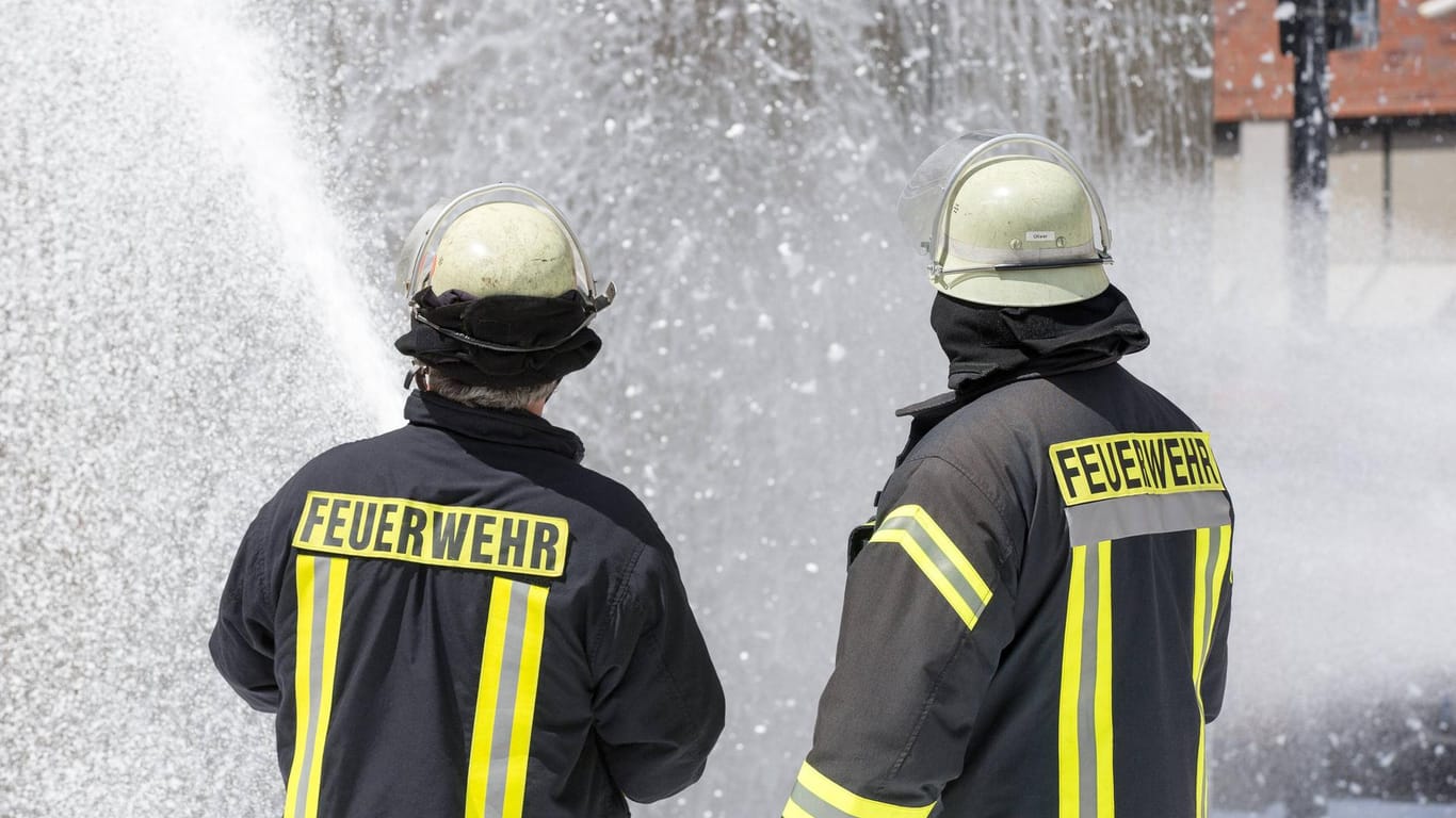 Feuerwehrleute beim Löschen mit Schaum: Was als Verabschiedungsspaß eines Feuerwehrlehrgangs gedacht war, beschäftigt jetzt das Amtsgericht Erlangen.