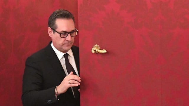 Ein Informant hat neue Details zu dem Ibiza-Video von Heinz-Christian Strache genannt. Ein Informant hat neue Details zu dem Ibiza-Video von Heinz-Christian Strache genannt.