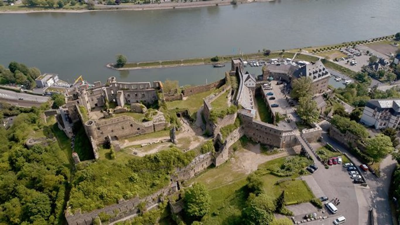 Rheinfels ist eine der größten Burgruinen am Oberen Mittelrhein.