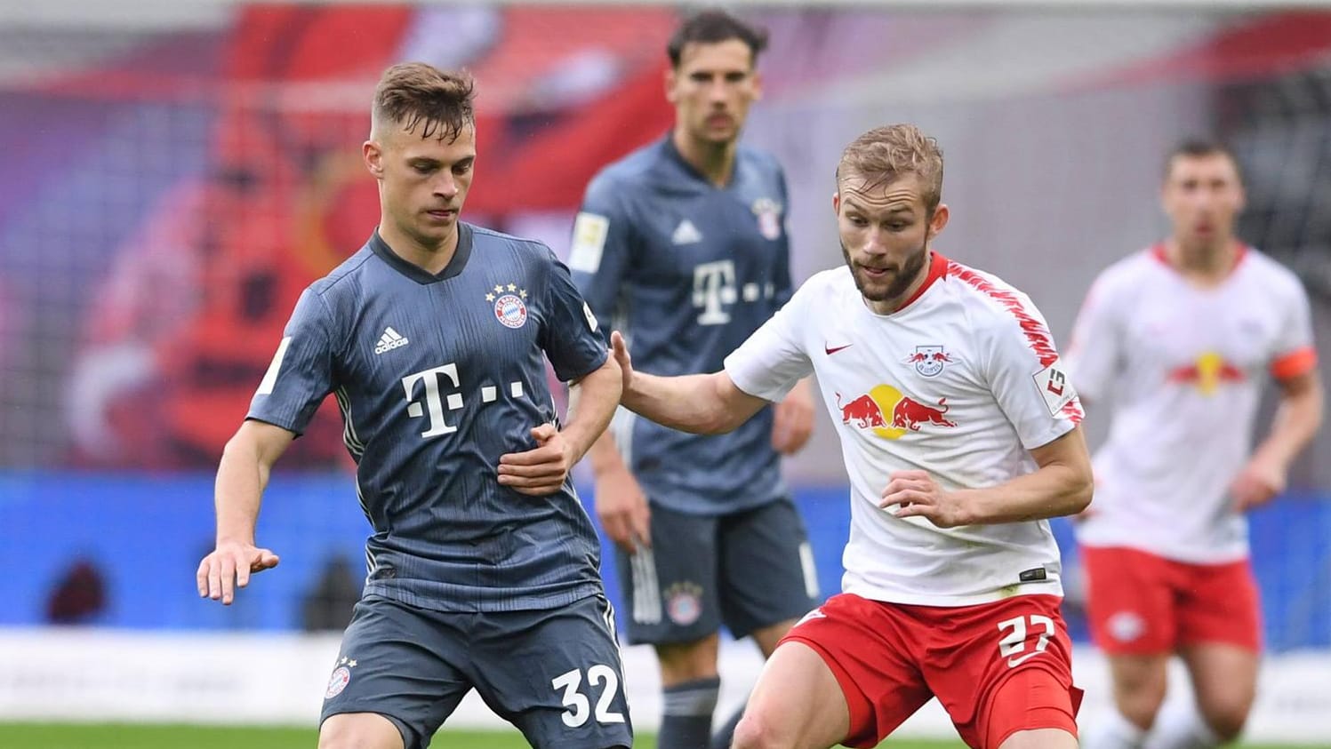 Wer nimmt den Pokal mit? Joshua Kimmich und der FC Bayern (l.) oder Konrad Laimer und RB Leipzig.