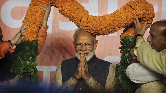 Indiens Premierminister Narendra Modi wurde mit absoluter Mehrheit im Amt bestätigt. Indiens Premierminister Narendra Modi wurde mit absoluter Mehrheit im Amt bestätigt.