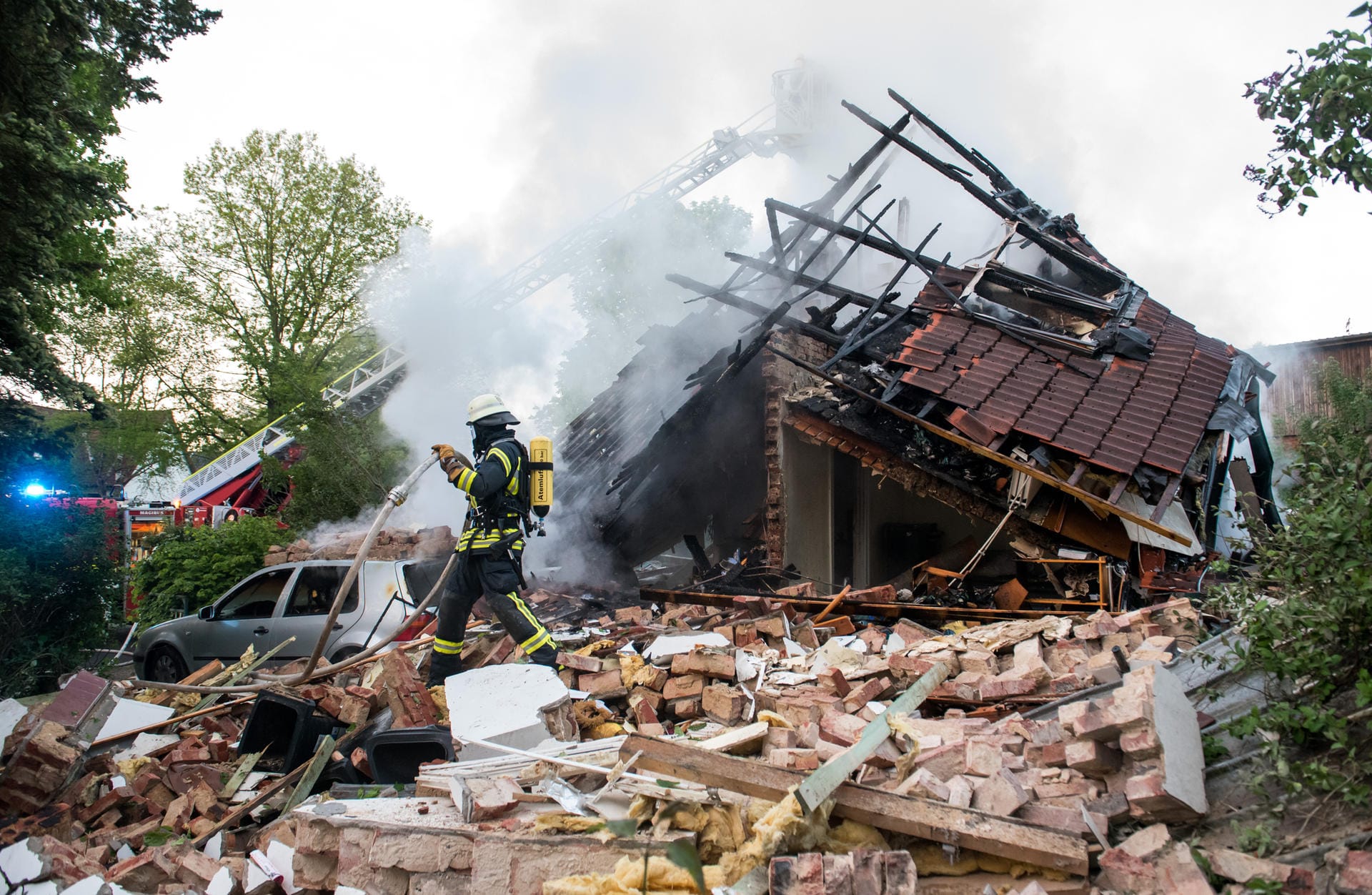 Löscharbeiten: Das Haus wurde zerstört und stürzte teilweise ein.