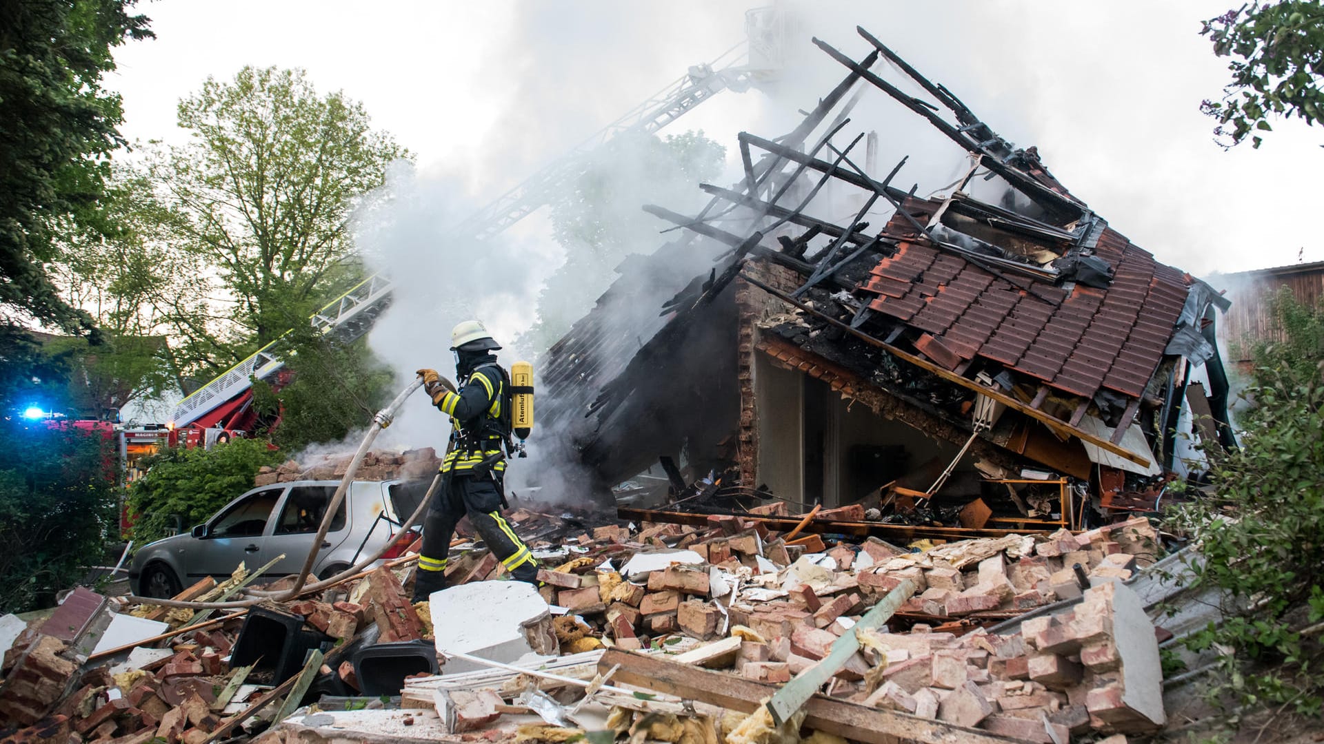 Löscharbeiten: Das Haus wurde zerstört und stürzte teilweise ein.