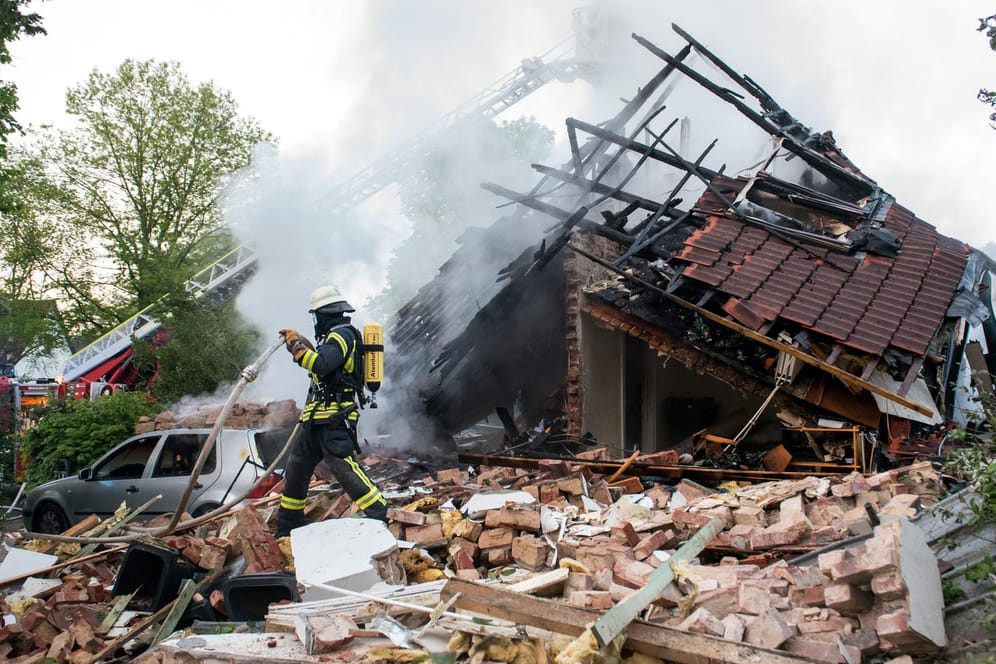 Löscharbeiten: Das Haus wurde zerstört und stürzte teilweise ein.