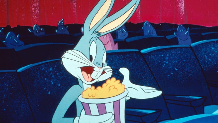 Bugs Bunny genießt Popcorn: Testen Sie in diesem Quiz Ihr Wissen über Zeichentrickfiguren.