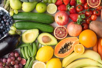 Diverse Superfoods: Die Obst und Gemüse haben den Ruf, besonders gesund zu sein oder die Fettverbrennung anzuregen.