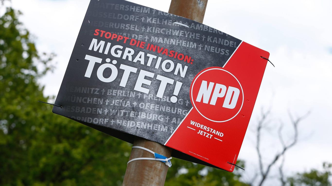 EIn NPD-Wahplakate zur Europawahl: Mit dem Plakat greife die rechtsextreme Partei die Menschenwürde sämtlicher in Deutschland lebender Migranten an, urteilte das Gericht.