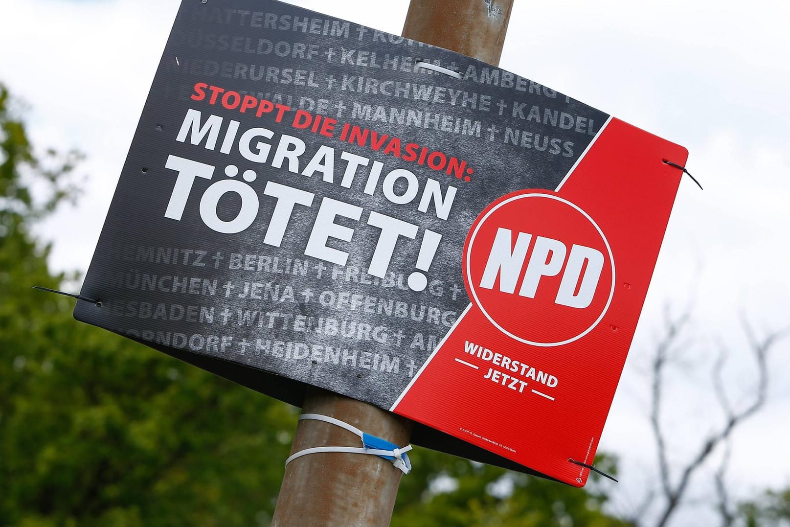 EIn NPD-Wahplakate zur Europawahl: Mit dem Plakat greife die rechtsextreme Partei die Menschenwürde sämtlicher in Deutschland lebender Migranten an, urteilte das Gericht.