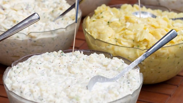 Kartoffelsalate auf einem Tisch. Kartoffelsalate auf einem Tisch.