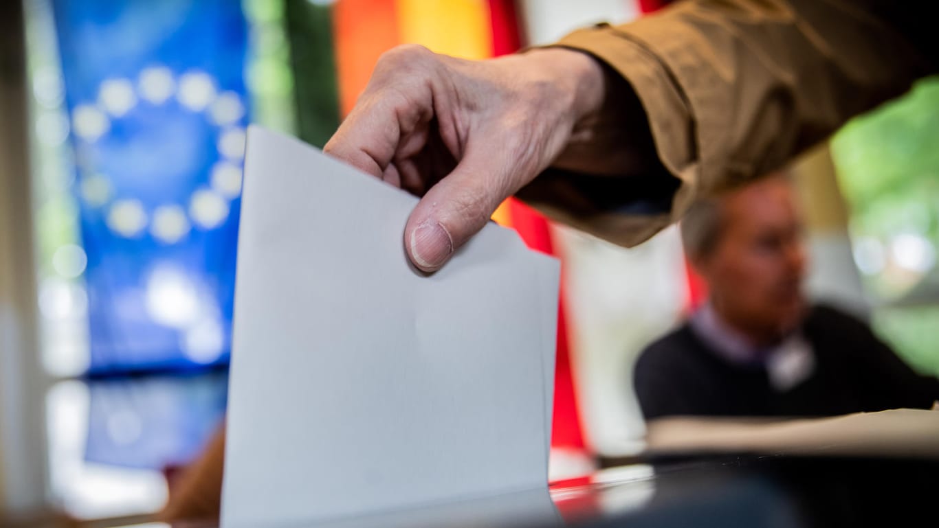 Ein Mann wirft seinen Stimmzettel in Berlin in die Wahlurne: Parallel zur Europawahl wird in Bremen auch eine neue Bürgerschaft gewählt.