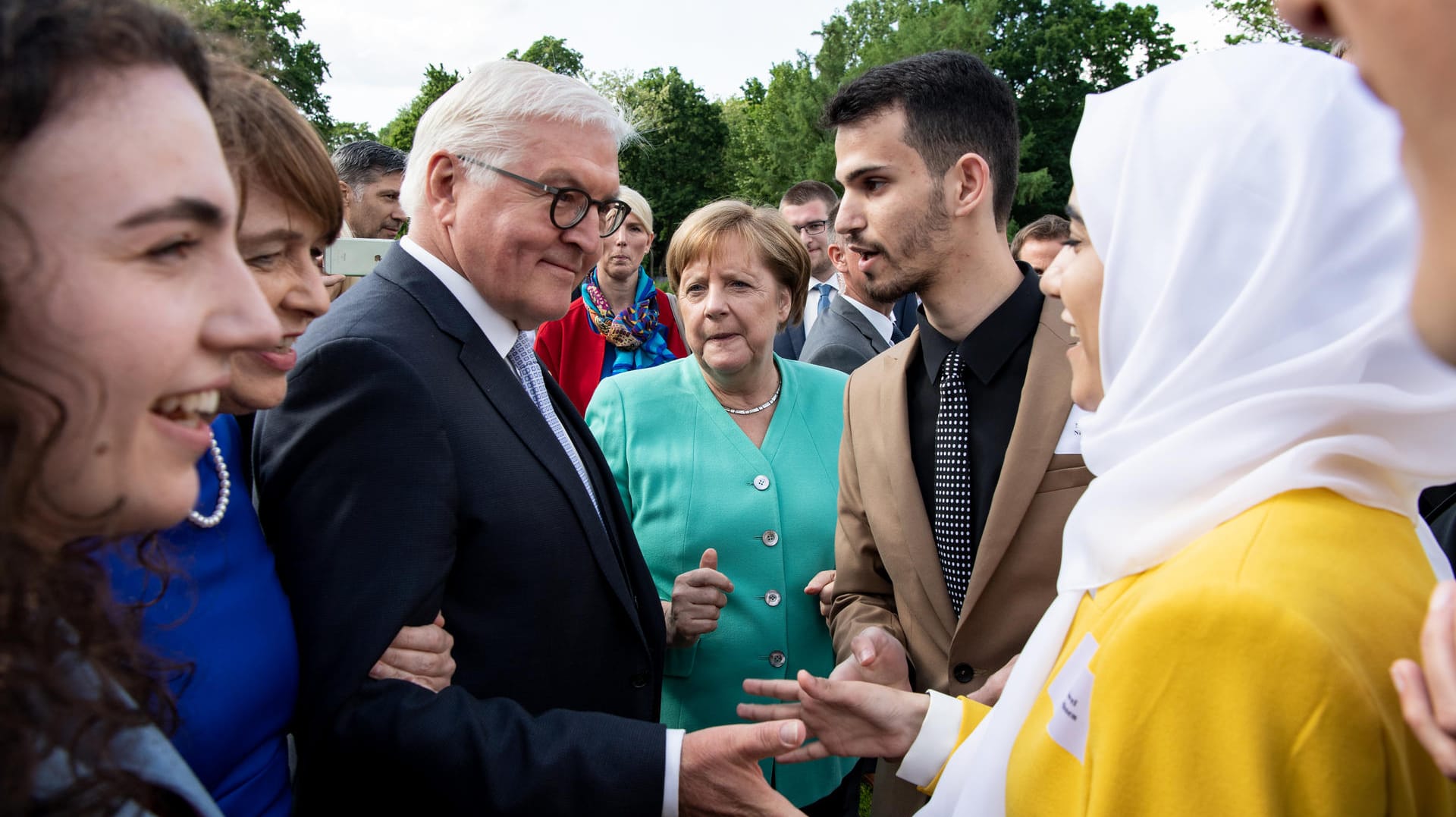 Präsident Frank-Walter Steinmeier und Kanzlerin Angela Merkel im Bellevue: "Im Grundgesetz steht nicht Alles Gute kommt von Oben, sondern Alle Staatsgewalt geht vom Volke aus", sagt Steinmeier in seiner Rede.