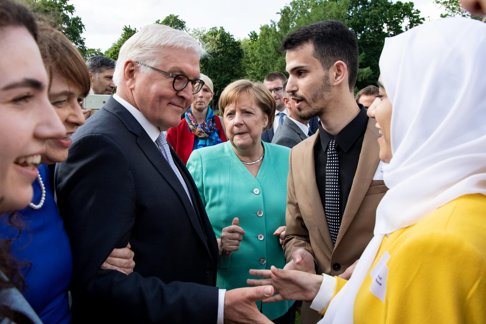 Präsident Frank-Walter Steinmeier und Kanzlerin Angela Merkel im Bellevue: "Im Grundgesetz steht nicht Alles Gute kommt von Oben, sondern Alle Staatsgewalt geht vom Volke aus", sagt Steinmeier in seiner Rede.